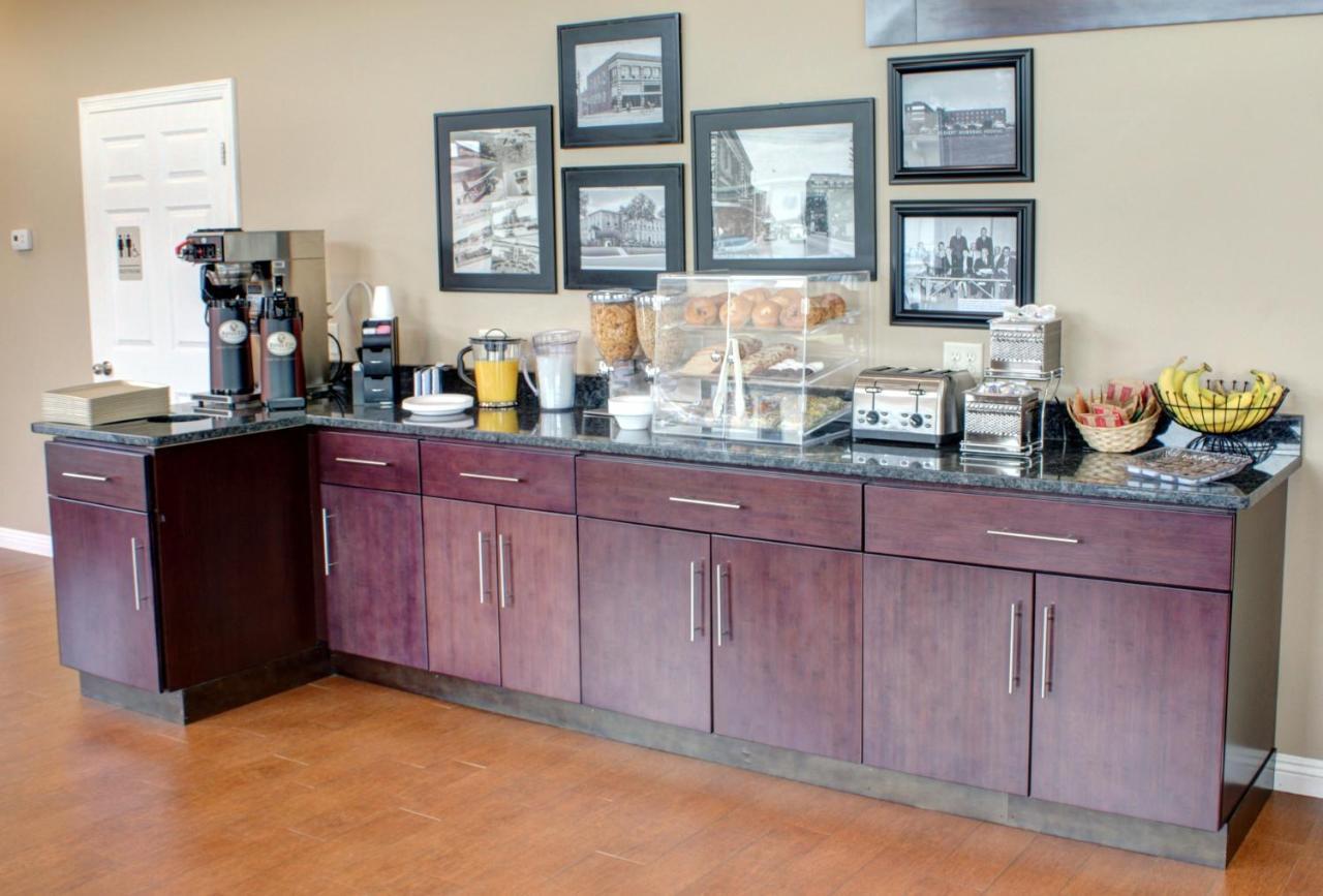 Luxbury Inn & Suites メリービル エクステリア 写真