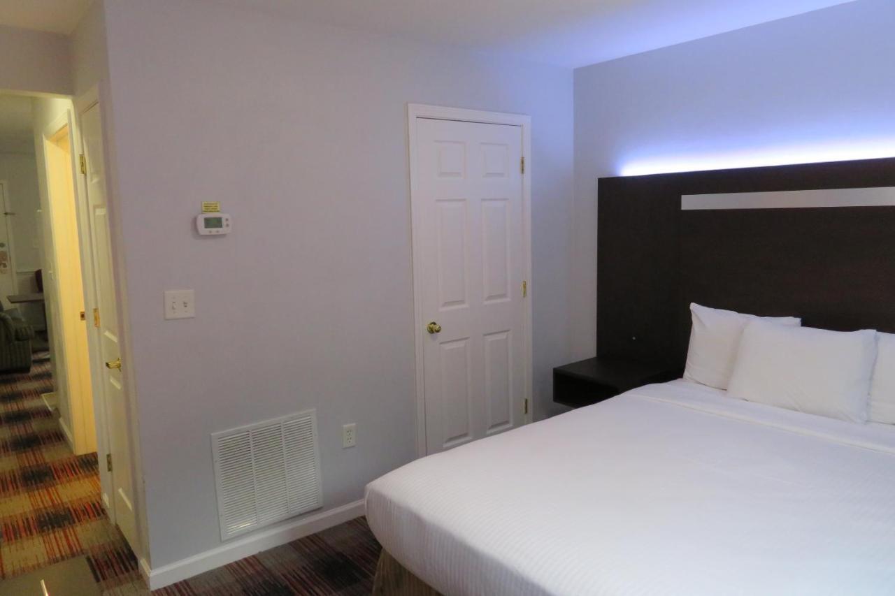 Luxbury Inn & Suites メリービル エクステリア 写真