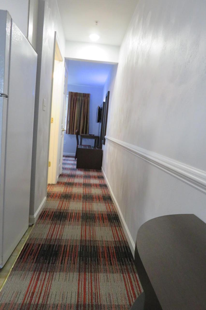 Luxbury Inn & Suites メリービル エクステリア 写真