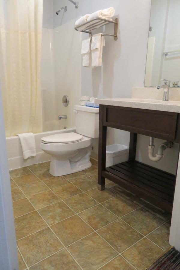 Luxbury Inn & Suites メリービル エクステリア 写真