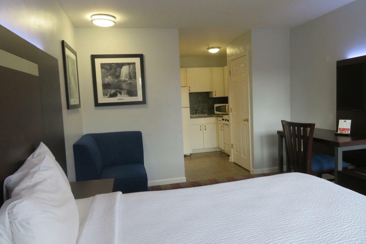 Luxbury Inn & Suites メリービル エクステリア 写真