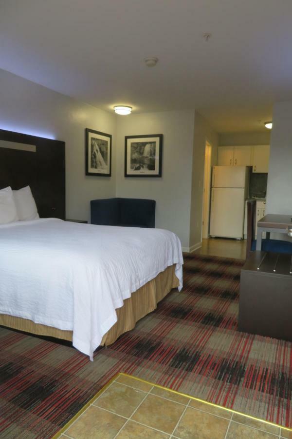 Luxbury Inn & Suites メリービル エクステリア 写真