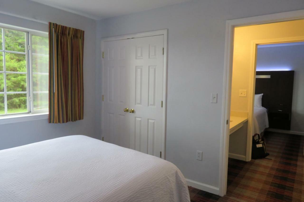 Luxbury Inn & Suites メリービル エクステリア 写真