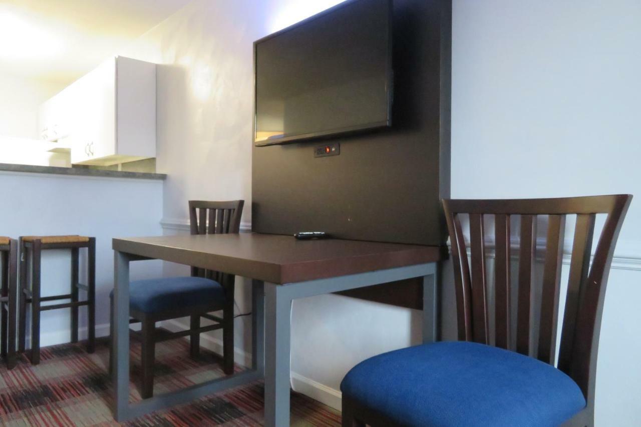 Luxbury Inn & Suites メリービル エクステリア 写真