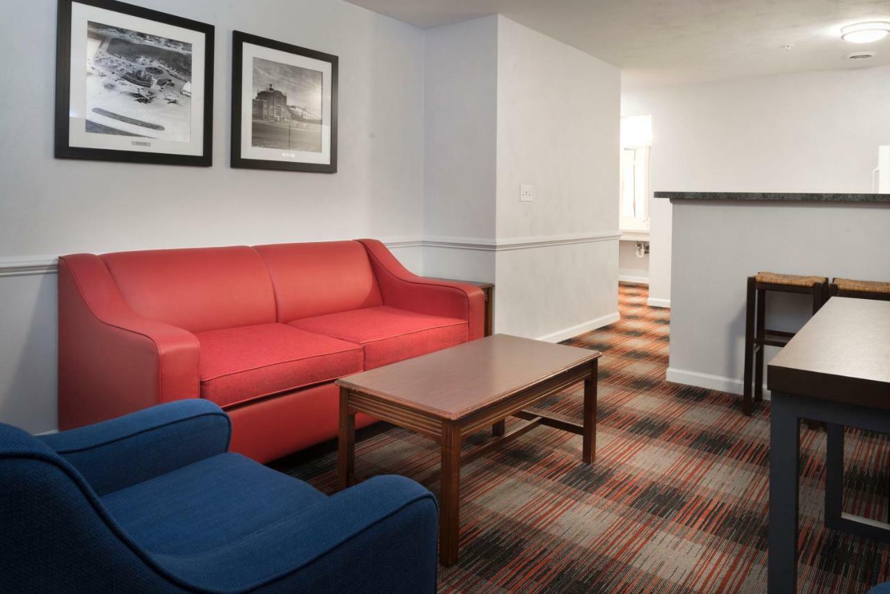 Luxbury Inn & Suites メリービル エクステリア 写真