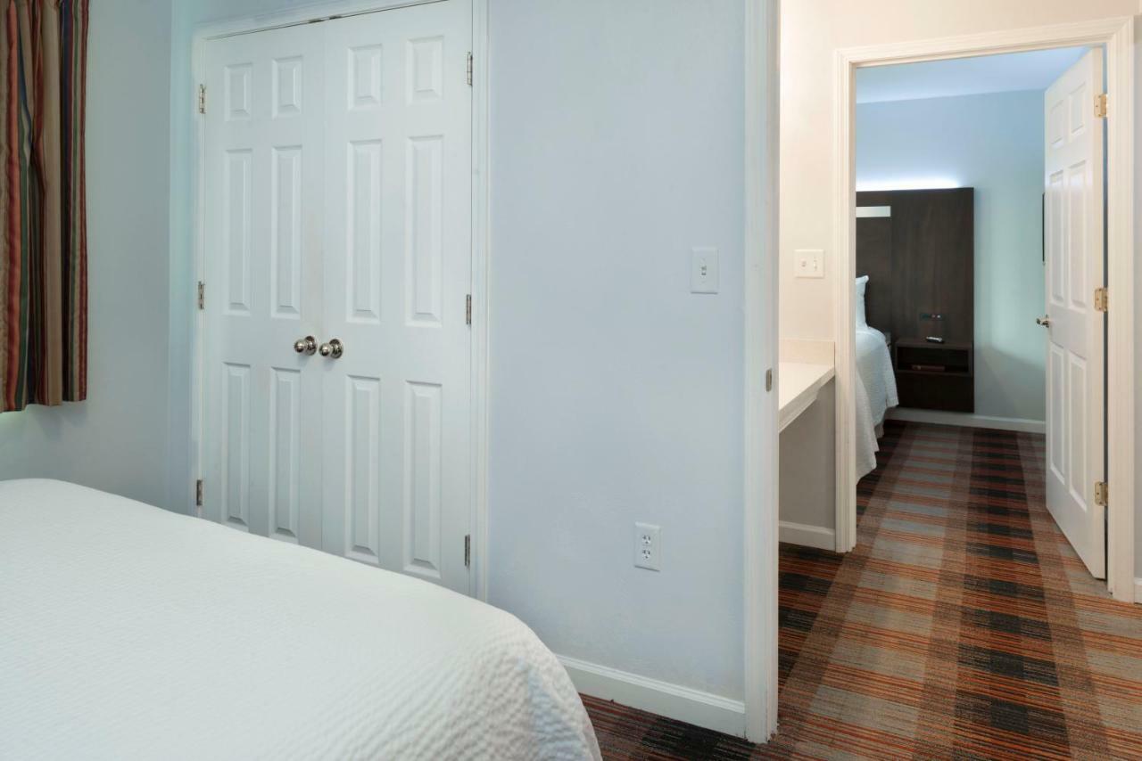 Luxbury Inn & Suites メリービル エクステリア 写真